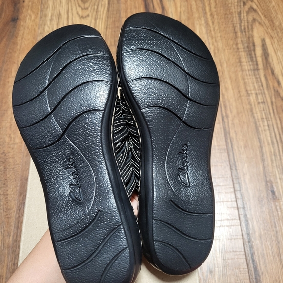 Clarks Collection Women's Leisa Faye Flat Sandals. - Picture 10 of 11